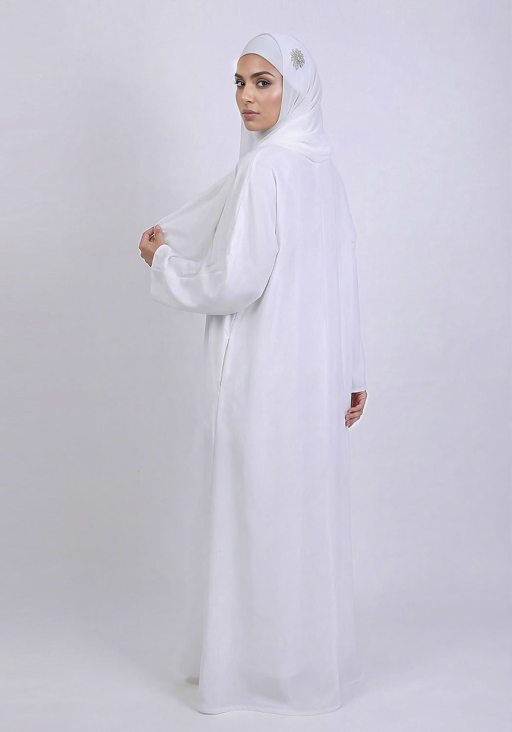 WHITE CLASSIC FRONT-CLOSED ABAYA Hijabi